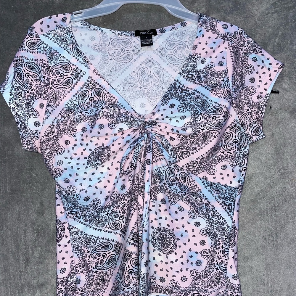 Low cut cropped tee-Paisley pattern
